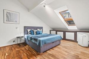 Posteľ alebo postele v izbe v ubytovaní Prague Days - Spacious 117m2 Attic Retreat w AC - Near Old Town sq