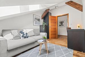 Posedenie v ubytovaní Prague Days - Spacious 117m2 Attic Retreat w AC - Near Old Town sq