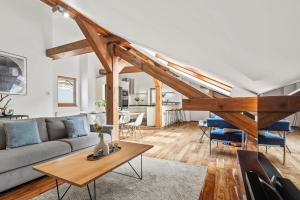 Posedenie v ubytovaní Prague Days - Spacious 117m2 Attic Retreat w AC - Near Old Town sq