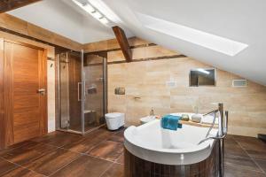 Kúpeľňa v ubytovaní Prague Days - Spacious 117m2 Attic Retreat w AC - Near Old Town sq