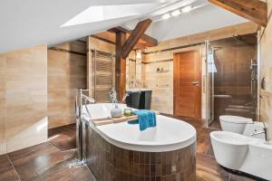 Kúpeľňa v ubytovaní Prague Days - Spacious 117m2 Attic Retreat w AC - Near Old Town sq