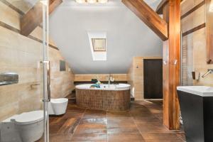 Kúpeľňa v ubytovaní Prague Days - Spacious 117m2 Attic Retreat w AC - Near Old Town sq