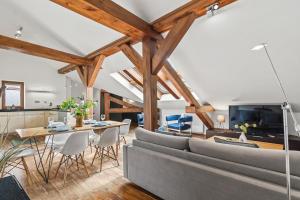 Televízia a/alebo spoločenská miestnosť v ubytovaní Prague Days - Spacious 117m2 Attic Retreat w AC - Near Old Town sq