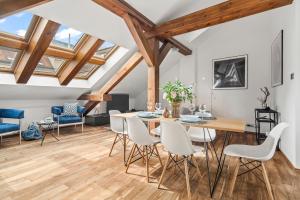 Posedenie v ubytovaní Prague Days - Spacious 117m2 Attic Retreat w AC - Near Old Town sq + 20 fotografií