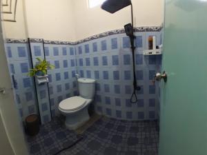 Ένα μπάνιο στο Gestur First House Syariah Hostel +11 φωτογραφίες