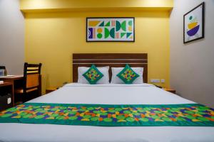 Treebo Pride Inn Raidurg客房内的一张或多张床位