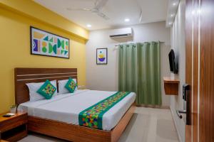 Treebo Pride Inn Raidurg客房内的一张或多张床位