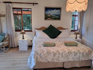 Giường trong phòng chung tại Ballykeep Cottage, Constantia