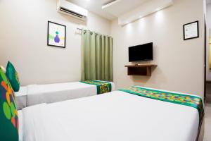 Treebo Pride Inn Raidurg客房内的一张或多张床位