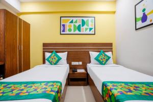 Treebo Pride Inn Raidurg客房内的一张或多张床位