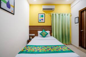 Treebo Pride Inn Raidurg客房内的一张或多张床位