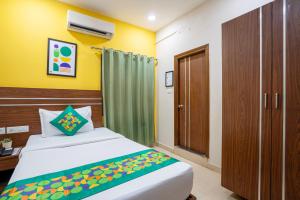 Treebo Pride Inn Raidurg客房内的一张或多张床位