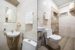 Treebo Pride Inn Raidurg的一间浴室