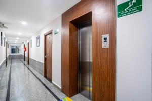 海得拉巴Treebo Pride Inn Raidurg的医院的走廊,墙上有标志