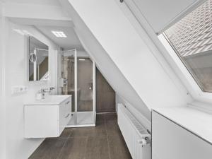 baño blanco con lavabo y ventana en Objekt-Nr 161 - Hafen - Vorderreihe, en Travemünde