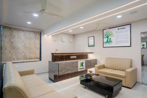 海得拉巴Treebo Pride Inn Raidurg的带沙发和钢琴的客厅