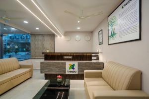 Treebo Pride Inn Raidurg的休息区