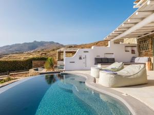 The swimming pool at or close to Tinostra Casa