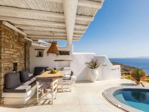 The swimming pool at or close to Tinostra Casa