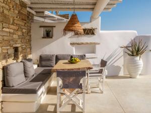 A seating area at Tinostra Casa