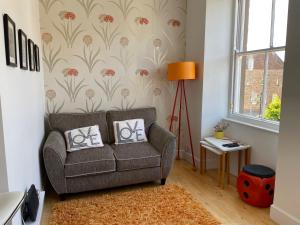 a living room with a couch and a lamp at Me and You Sleeps 2 - Central Apartment in Berwick Northumberland in Berwick-Upon-Tweed +4 photos