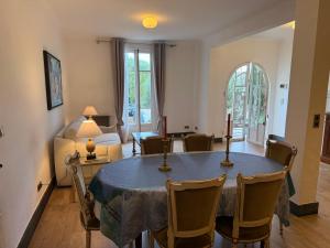 sala de estar con mesa de comedor y sala de estar en Magnifique studio entier avec terrasse Saint Jean Cap Ferrat, en Saint-Jean-Cap-Ferrat