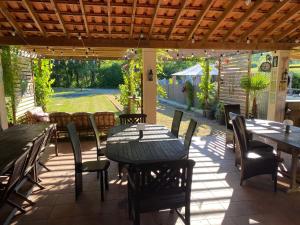un patio avec une table et des chaises et un plan de travail table et chaises dans l'établissement Camping Moulin du Pommier, à Saulgond 8 autres photos