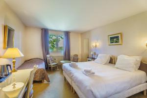 Postel nebo postele na pokoji v ubytování Hôtel Le Clos des Arts
