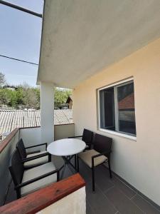 a balcony with a table and chairs and a window at Ferienwohnung in Medviđa +5 photos