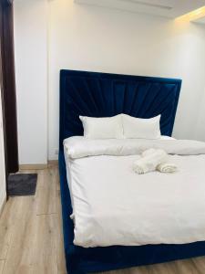 Giường trong phòng chung tại City View Gold Crest Premium Apartments - DHA Phase 4 Lahore