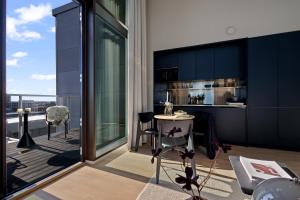 Unity Helsinki - A Studio Hotel的阳台或露台