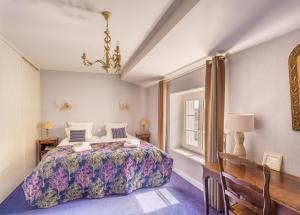 Postel nebo postele na pokoji v ubytování Hôtel Le Clos des Arts