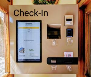 ein Check-in-Schild an der Wand eines Ladens in der Unterkunft Mosers Pension in Villach