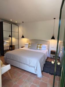 Un pat sau paturi într-o cameră la Hotel Convent de Begur