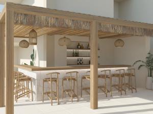 otwartą kuchnię z barem ze stołkami w obiekcie Τhe Noverian Antama Organic Beach Resort Chania w mieście Agia Marina Nea Kydonias