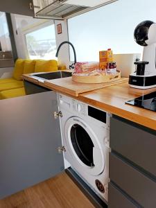 A kitchen or kitchenette at Casa Flotante en el Puerto de Vigo - Different Charter