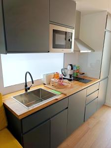 A kitchen or kitchenette at Casa Flotante en el Puerto de Vigo - Different Charter