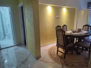 a dining room with a table and four chairs at Apartman Orhideja in Knjazevac. +7 photos