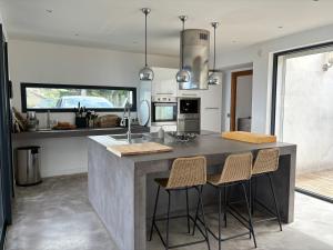 Η κουζίνα ή μικρή κουζίνα στο Villa architecte U Paradisu