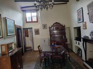 a dining room with a table and chairs and a chandelier at Ninfea Residenza Storica in Spoleto