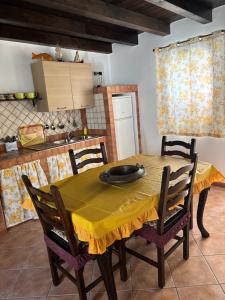 une table à manger avec un chiffon jaune dans l'établissement Casa Antonino - Vicino al centro, à LMP 5 autres photos