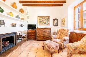 a living room with two chairs and a fireplace at Los Abilios in Palma de Mallorca