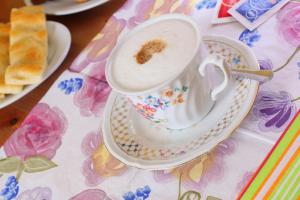 ジェノヴァにあるBed & Breakfast La Rosa dei Ventiのテーブルの上でコーヒーを飲みながら食べることができます。