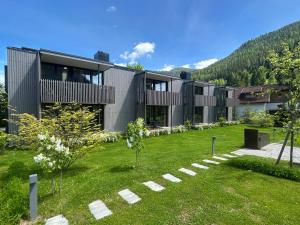 una casa in montagna con un cortile verde di Bio Design Appartements DAS GRAUE SCHAF - Kärnten Card im Sommer inklusive a Bad Kleinkirchheim