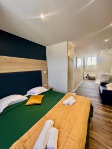 Letto o letti in una camera di Armor Hotel