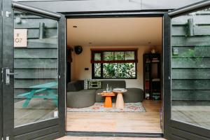 Χώρος καθιστικού στο Bumblebee Cabin +20 φωτογραφίες