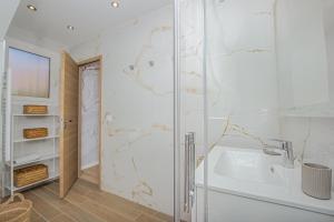 Ένα μπάνιο στο ORCHIDÉES II - SUPERBE 2 Pièces - 50 m BORD DE MER - PARKING +8 φωτογραφίες