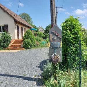 May-sur-OrneL'ABRI的房屋前的栅栏上的一个标志