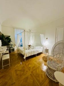 a bedroom with a bed and a table and chairs at La Presentosa b&b in Fossacesia