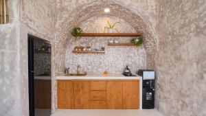 een keuken met een wastafel in een stenen muur bij Nick Villas by Villa Finder in Ubud